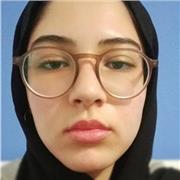 Studentessa impartisce lezioni di inglese a ragazzi delle medie